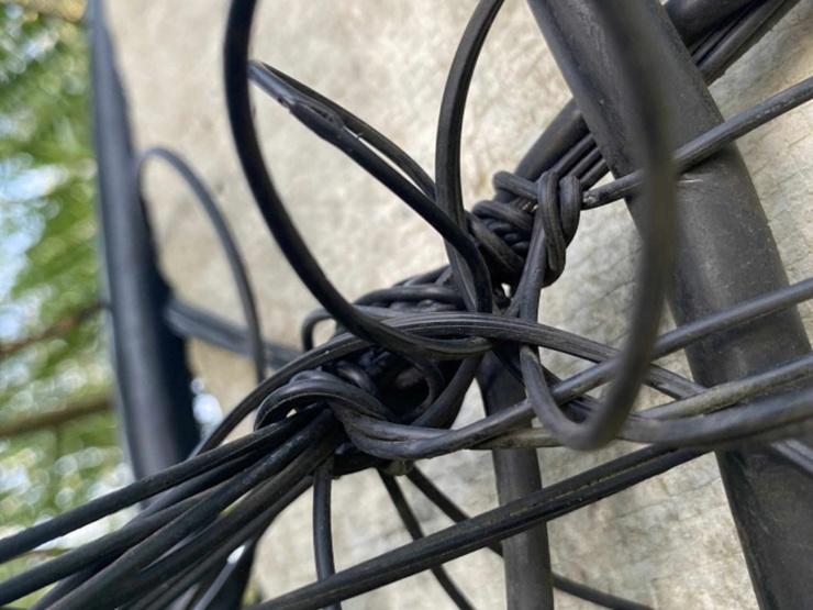 Dây tín hiệu của nhà mạng viễn thông treo không đúng cách làm đường dây điện bị rò rỉ, khiến tiền điện tháng 7/2025 của hộ gia đình ông Tâm tăng lên gần 10 triệu đồng.