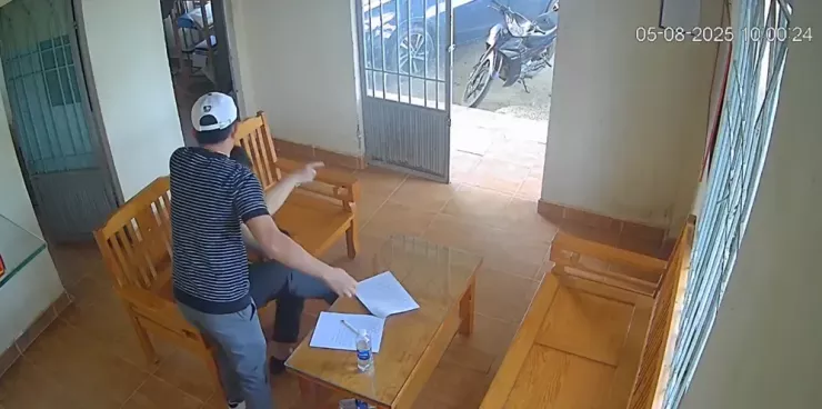 Hình ảnh trích xuất camera người đàn ông dùng tay tác động trạm trưởng bảo vệ rừng.