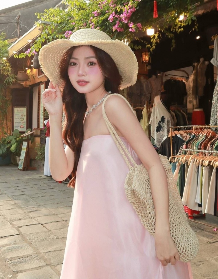 Dạo chơi ở phố cổ Hội An, một bạn gái chọn đầm quây ngực giấu dáng mang phong cách tối giản.