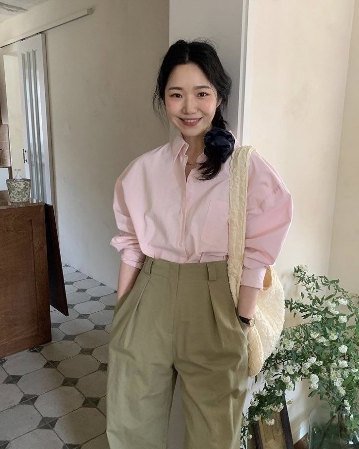 Trang phục đi làm theo mốt mới với sơ mi và quần vải dáng baggy.