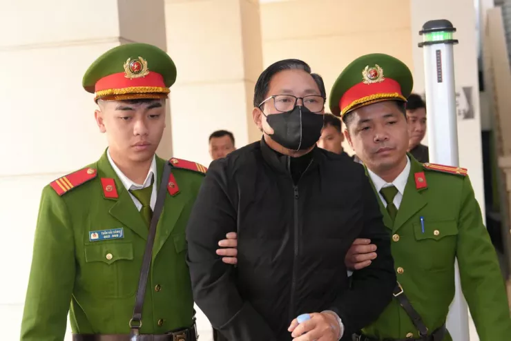 Nguyễn Cao Trí bị dẫn giải ra tòa. Ảnh CTV.
