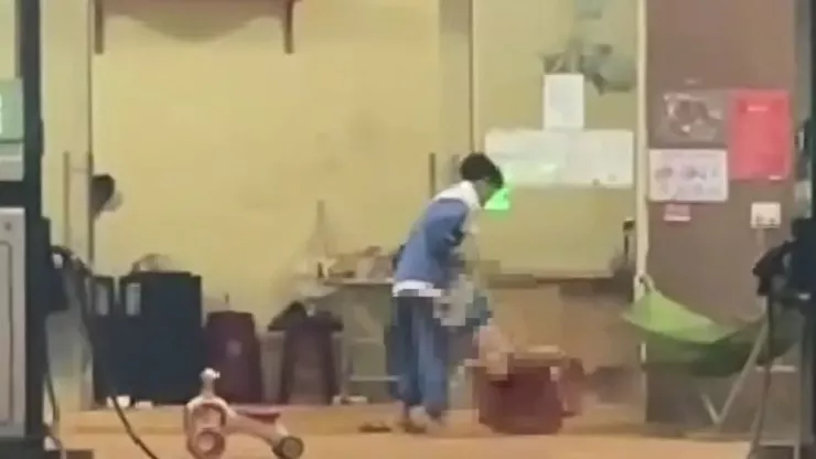 Bà N xách chân bé trai rồi ném xuống đất. Ảnh chụp màn hình