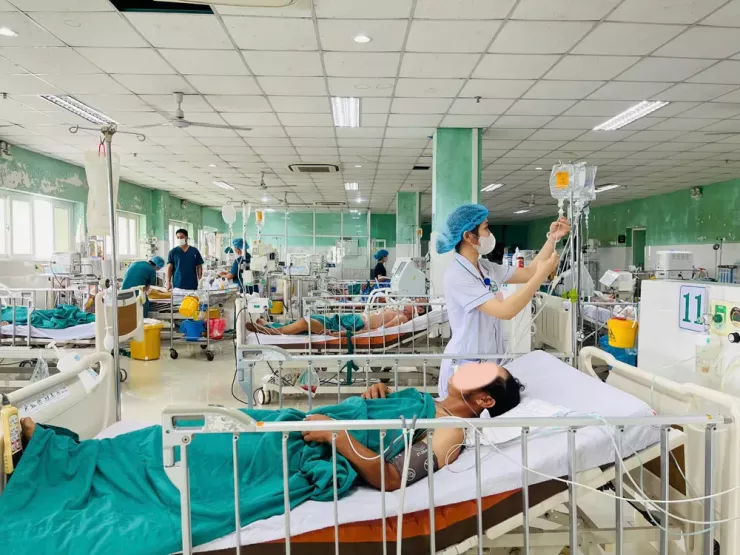 Hai bệnh nhân đang được theo dõi sát tại Khoa Hồi sức tích cực và Chống độc, Bệnh viện Đa khoa Quảng Ngãi 2.