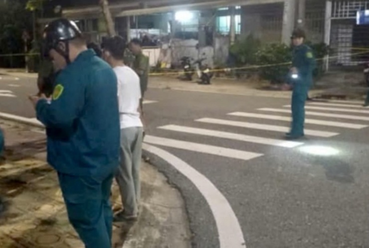 Lực lượng chức năng phong tỏa hiện trường để điều tra vụ việc.