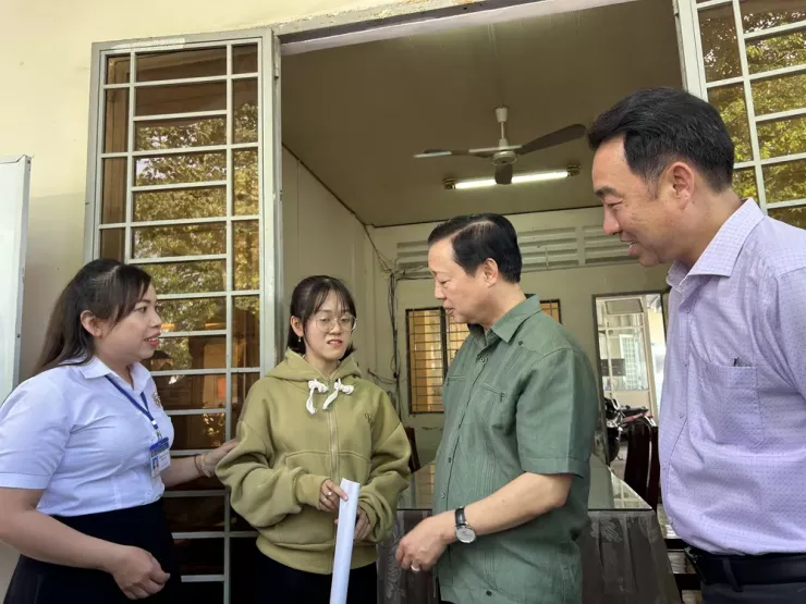 Phó Thủ tướng Trần Hồng Hà hỏi thăm người dân đến làm thủ tục kết hôn tại xã Phú Túc