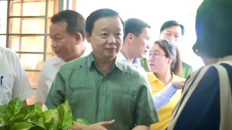 Phó Thủ tướng Trần Hồng Hà trực tiếp hướng dẫn, giải thích cho người dân là thân nhân liệt sĩ đến làm thủ tục đất đai và các chính sách cho gia đình liệt sĩ