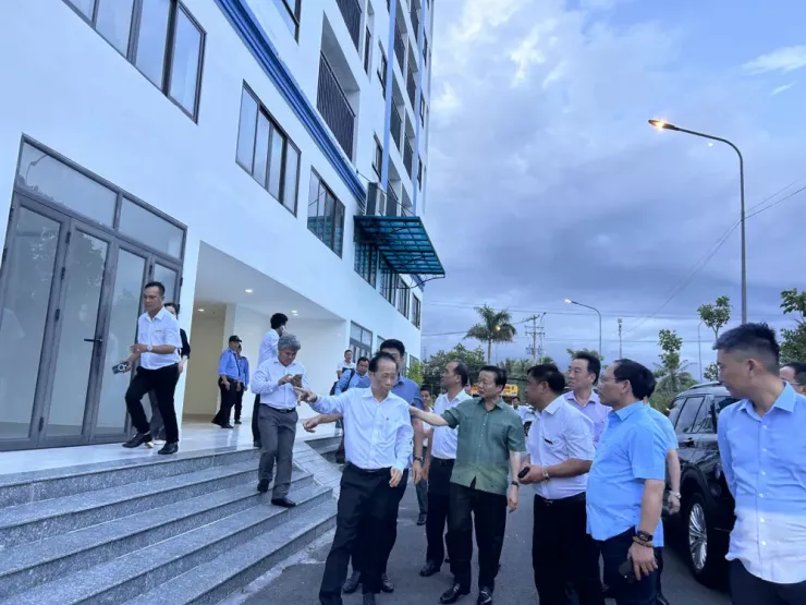 Phó Thủ tướng Trần Hồng Hà kiểm tra, khảo sát nhà ở xã hội thuộc Dự án Khu nhà ở Sơn Đông, phường Sơn Đông, tỉnh Vĩnh Long.