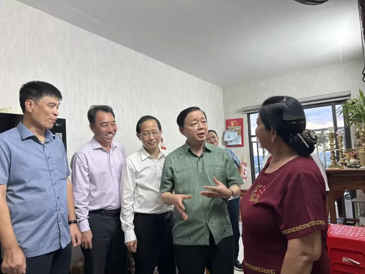 Phó Thủ tướng Trần Hồng Hà cùng lãnh đạo tỉnh Vĩnh Long thăm hỏi cư dân chung cư