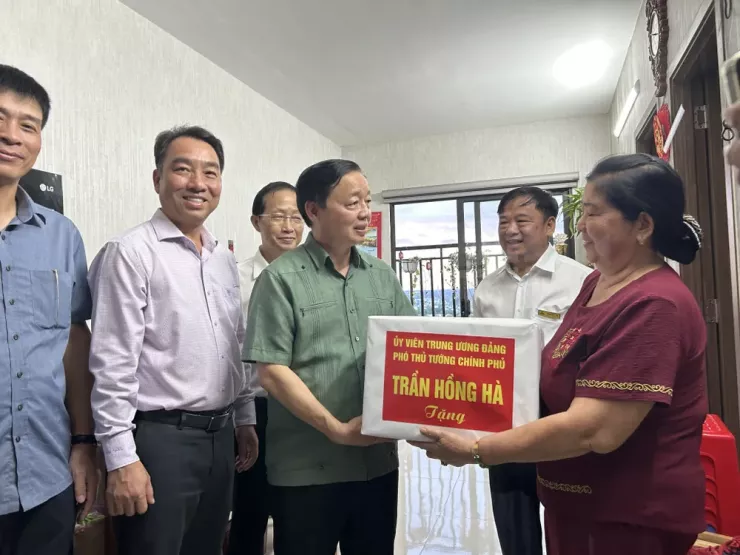 Phó Thủ tướng Trần Hồng Hà tặng quà cho 1 hộ dân