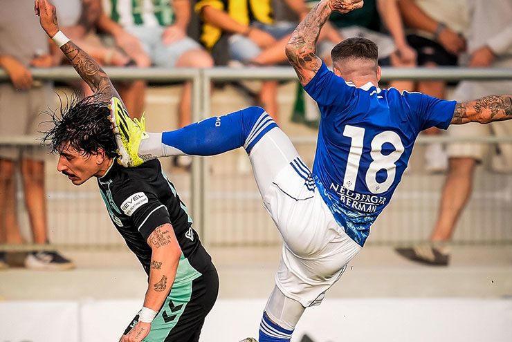 Đội của Fabregas đánh nhau to với CLB cũ của Antony, đấm nhầm cả đồng đội