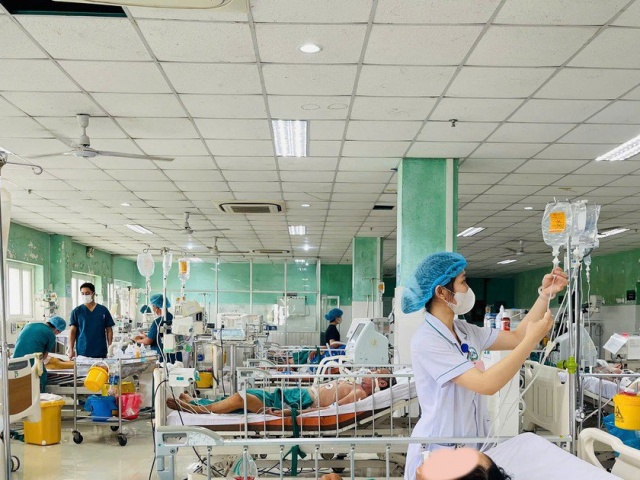 2 cha con nhập viện nghi ngộ độc botulinum sau ăn cá chua tự làm