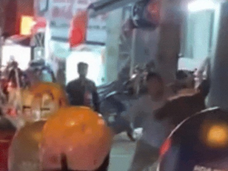 Lý do 2 người cầm gậy sắt đuổi đánh nhau trên đường ở TP.HCM