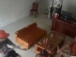 Đang ngồi trong nhà hút thuốc, người đàn ông bị kẻ lạ mặt xông vào chém đứt lìa tay