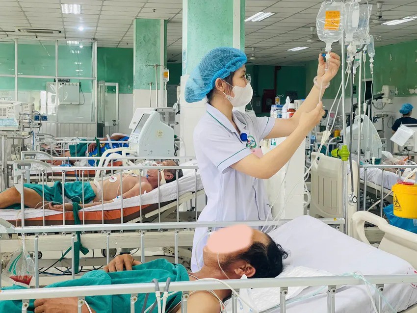 2 cha con nhập viện nghi ngộ độc botulinum sau ăn cá chua tự làm - 2
