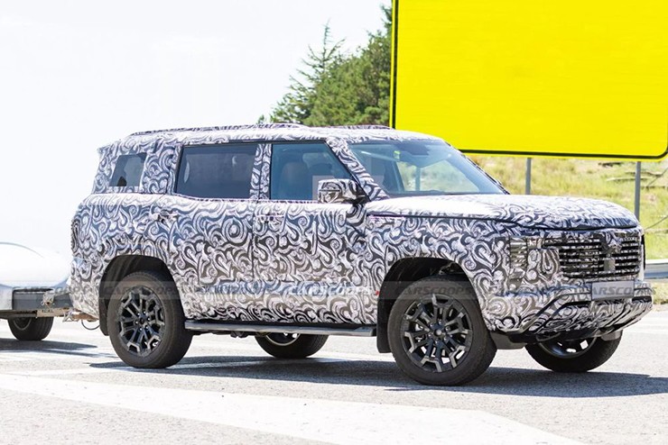 Mitsubishi Pajero đời mới chạy thử trong lớp ngụy trang. Ảnh: Carscoops