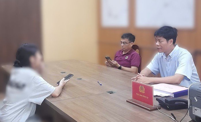 Trung tá Trần Mạnh Hùng (bìa phải), Trưởng Công an xã Trị An trực tiếp làm việc với nạn nhân