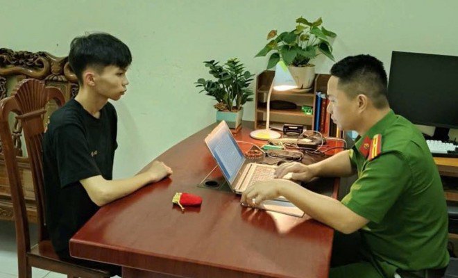 Công an xã Tam Dương lấy lời khai đối tượng Trần Văn Quang.