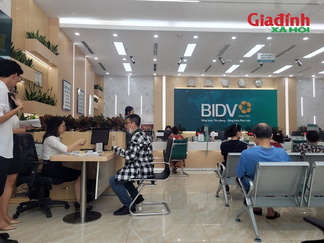 Ngân hàng Nhà nước yêu cầu hệ thống ngân hàng ổn định lãi suất tiền gửi, giảm lãi suất cho vay, tăng cường giám sát và hỗ trợ vốn cho người dân, doanh nghiệp. Ảnh: BẢO LOAN