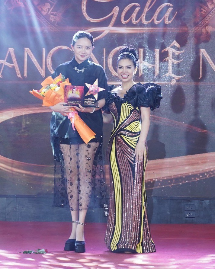 Phan Như Thảo sử dụng sơ mi phom rộng để che vòng hai. Chân váy xuyên thấu tạo ra sự cân bằng cho tổng thể theo công thức 