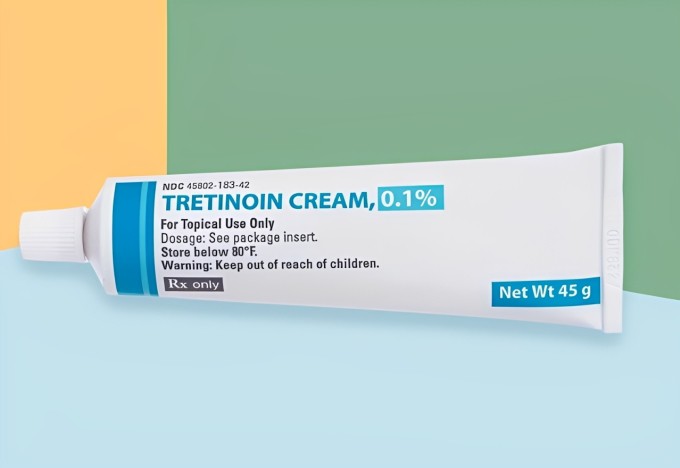 Tretinoin là sản phẩm cần kê đơn và sử dụng dưới sự giám sát của chuyên gia da liễu.