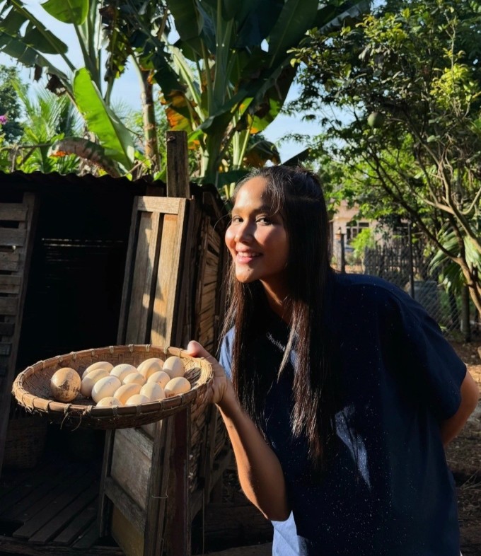 H’Hen Niê khoe trứng gà vườn nhà trong dịp về quê thăm gia đình hồi giữa tháng 7. Cô tiết lộ chỉ ăn một quả trứng có đủ lòng vàng và lòng trắng/ngày, còn lại chỉ ăn lòng trắng.