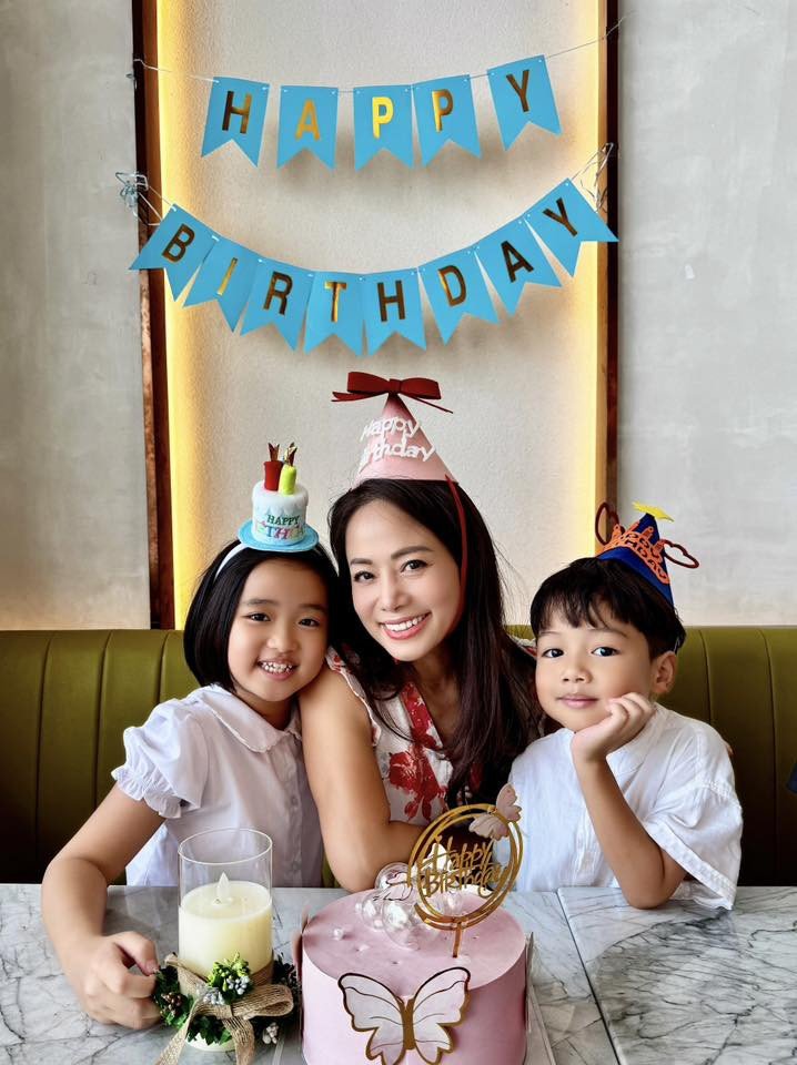 Trịnh Huyền và 2 con. 