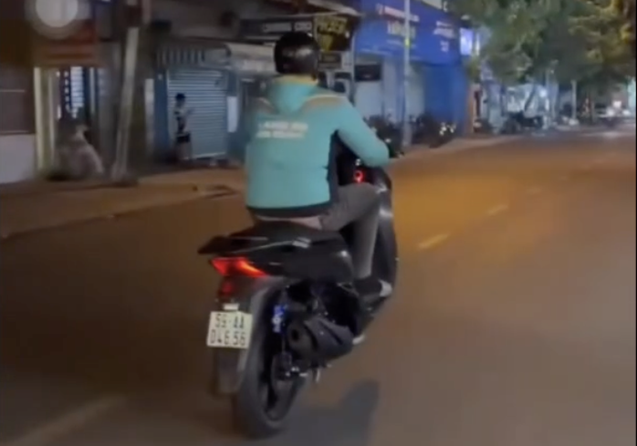 Nguyễn Thanh Đ. chạy xe máy bốc đầu.