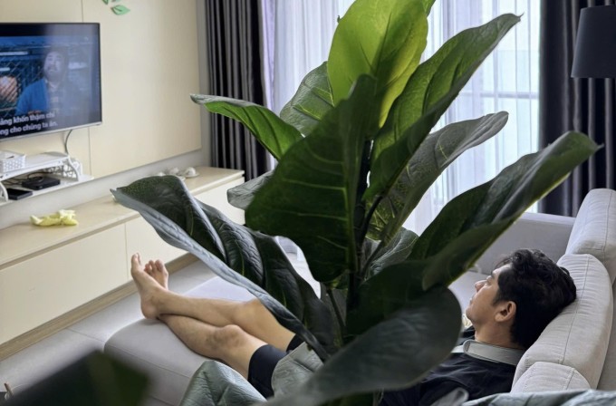 Huỳnh Anh Tuấn nghỉ ngơi trong căn hộ ở TP HCM vài tuần trước.