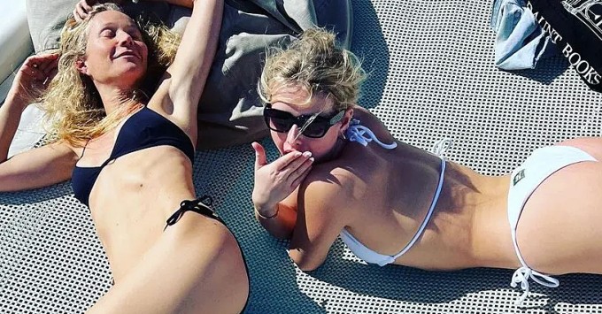 Gwyneth Paltrow và con gái đọ sắc vóc trong một chuyến đi biển.