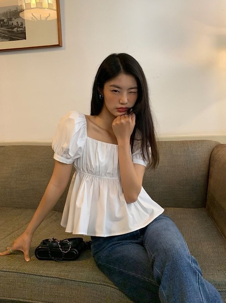 Một cô gái kết hợp quần jeans cùng áo babydoll - xu hướng được nhiều người yêu thích vì dễ 