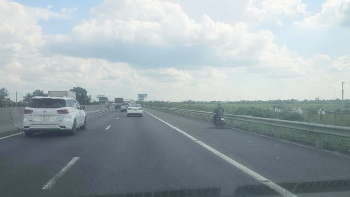 Hành động chạy xe máy vào đường cao tốc TP HCM - Trung Lương rất nguy hiểm