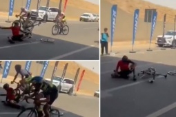 VĐV trả giá đắt vì ăn mừng sớm: Vừa bị ngã, vừa bị đối thủ đâm vào người