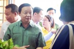 Phó Thủ tướng Trần Hồng Hà hướng dẫn, giải thích cho người dân làm thủ tục đất đai