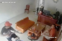 Đang ngồi trong nhà hút thuốc, người đàn ông bị kẻ lạ mặt xông vào chém đứt lìa tay