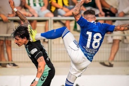 Đội của Fabregas đánh nhau to với CLB cũ của Antony, đấm nhầm cả đồng đội