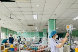 2 cha con nhập viện nghi ngộ độc botulinum sau ăn cá chua tự làm