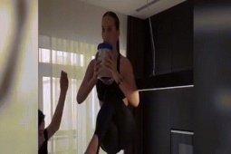 Gãy xương sống khi đu trend ngồi xổm một chân trên giày cao gót