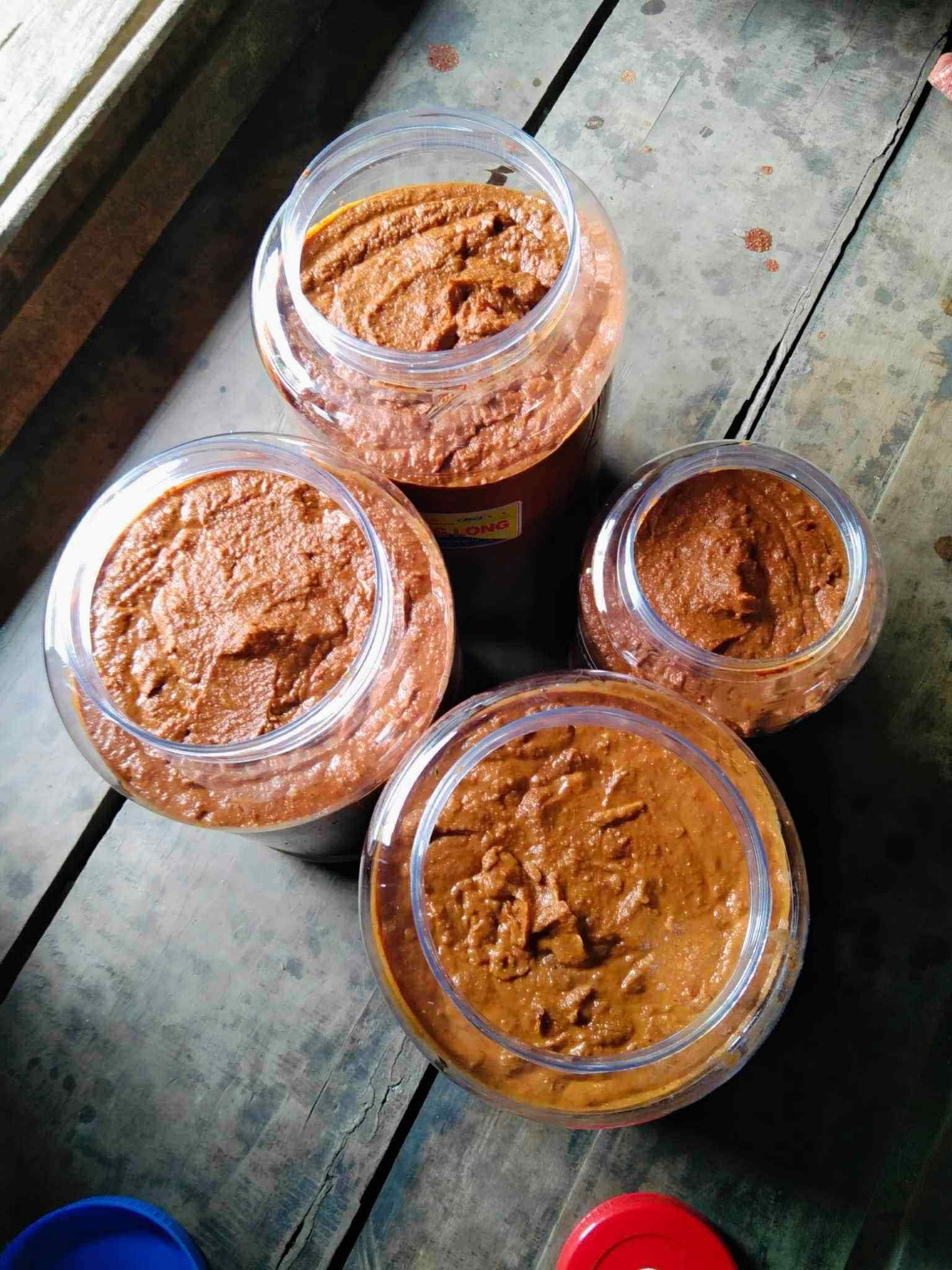 Hạt đậu tương được chọn lựa kỹ, đem luộc, ủ rồi giã với 1 vài gia vị bản địa như muối, ớt...