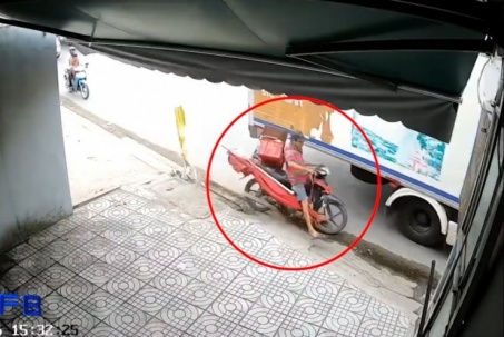 Clip: Thót tim xe máy suýt chui gầm ô tô vì xe tải vượt ẩu trên đường