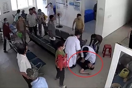 CLIP: Giây phút người đàn ông ngừng thở và màn cứu người ngoạn mục
