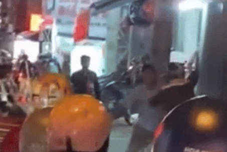 Lý do 2 người cầm gậy sắt đuổi đánh nhau trên đường ở TP.HCM