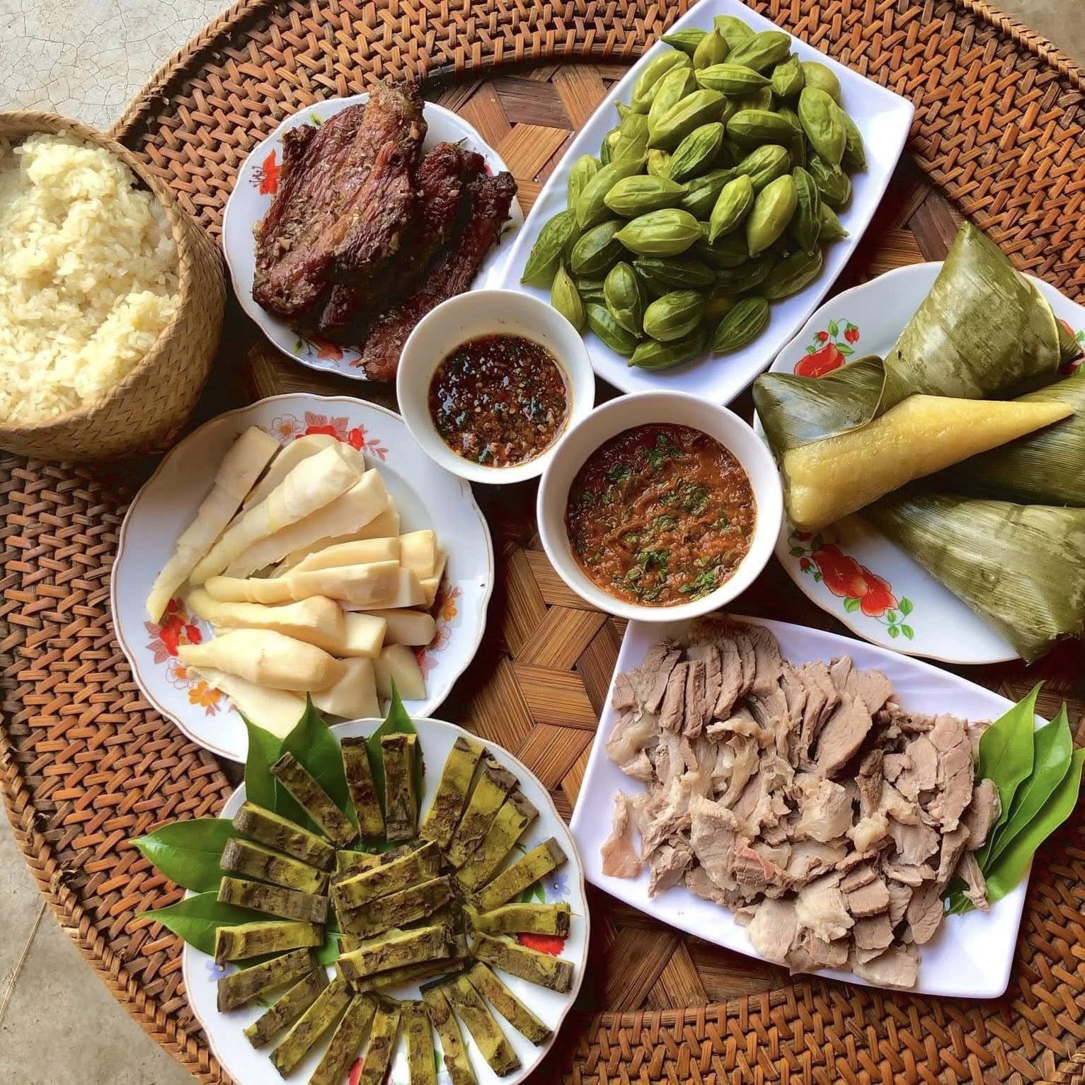 Sau khi giã và trộn xong gia vị, người ta có thể nặn tương thành các miếng nhỏ cỡ lá cây để bảo quản khô hoặc cho nước đun sôi để nguội vào, khuấy đều thành hỗn hợp sền sệt rồi đem ủ ở dạng ướt