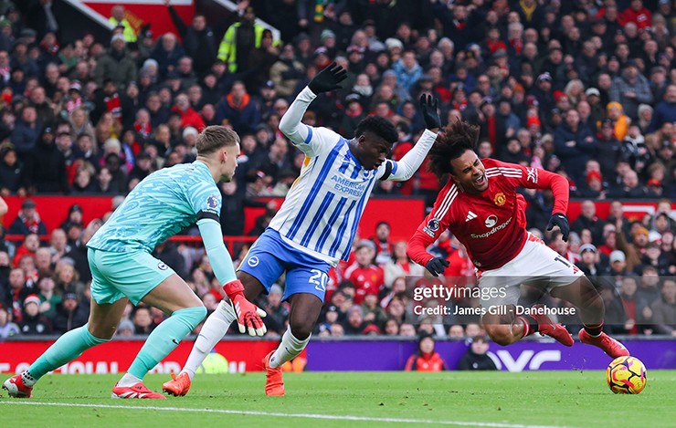 Man Utd theo sát tiền vệ trẻ Carlos Baleba của Brighton