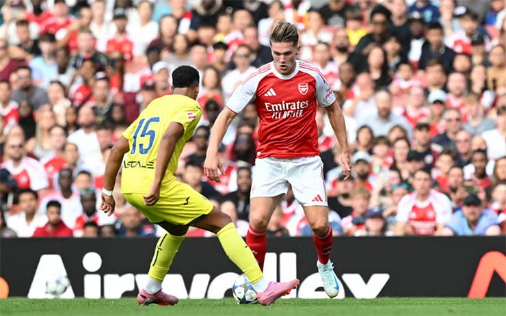 Gyokeres (áo đỏ) được kỳ vọng sẽ tỏa sáng trên hàng công Arsenal