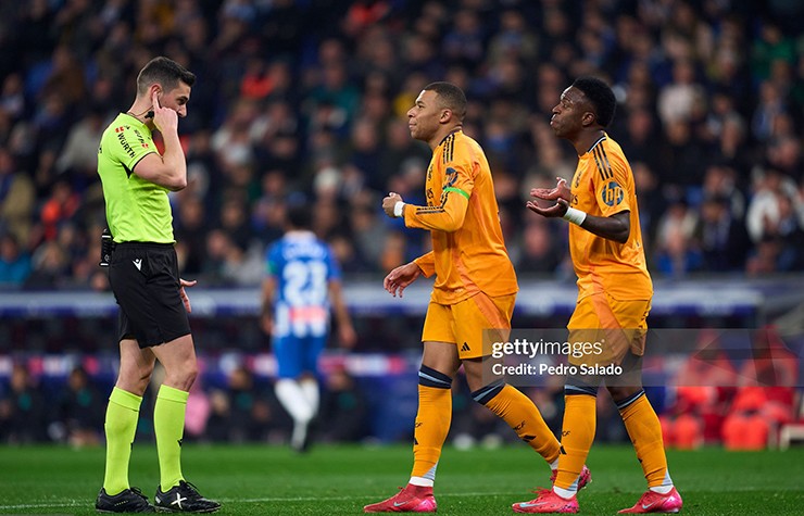 Các cầu thủ Real phản đối quyết định từ trọng tài