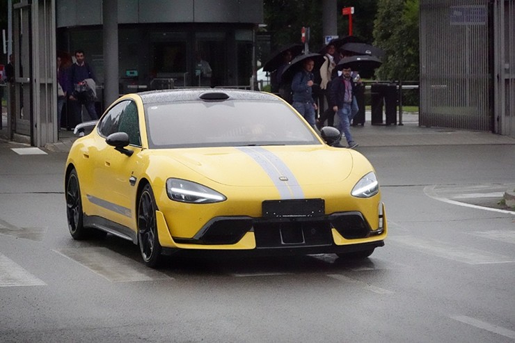 Xiaomi SU7 Ultra xuất hiện trước cửa nhà máy Ferrari. Ảnh: Sago soup in Bologna.