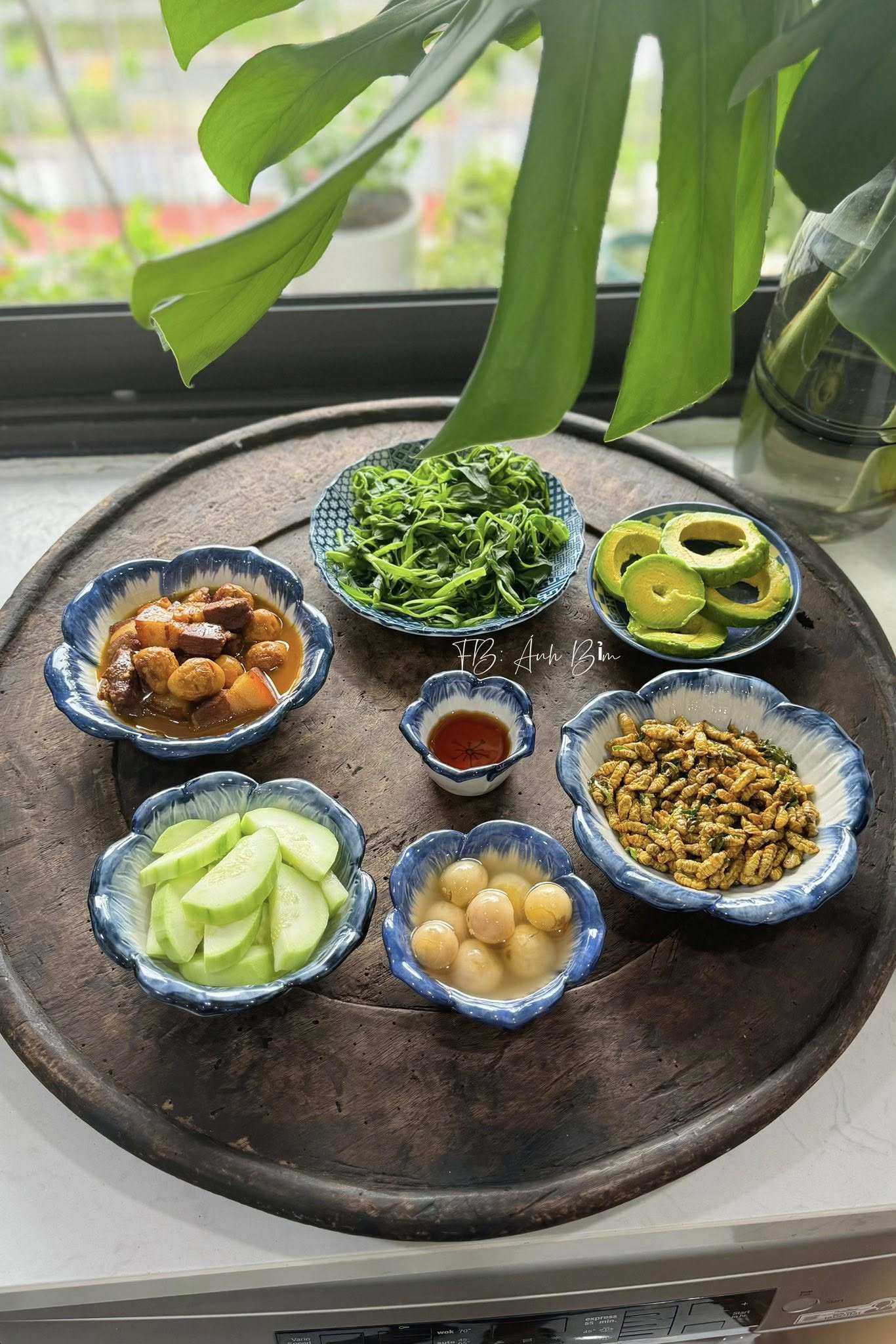 Dưa mèo - Nhộng rang - Cà muối - Thịt kho trứng - Rau muống luộc - Bơ chấm mắm