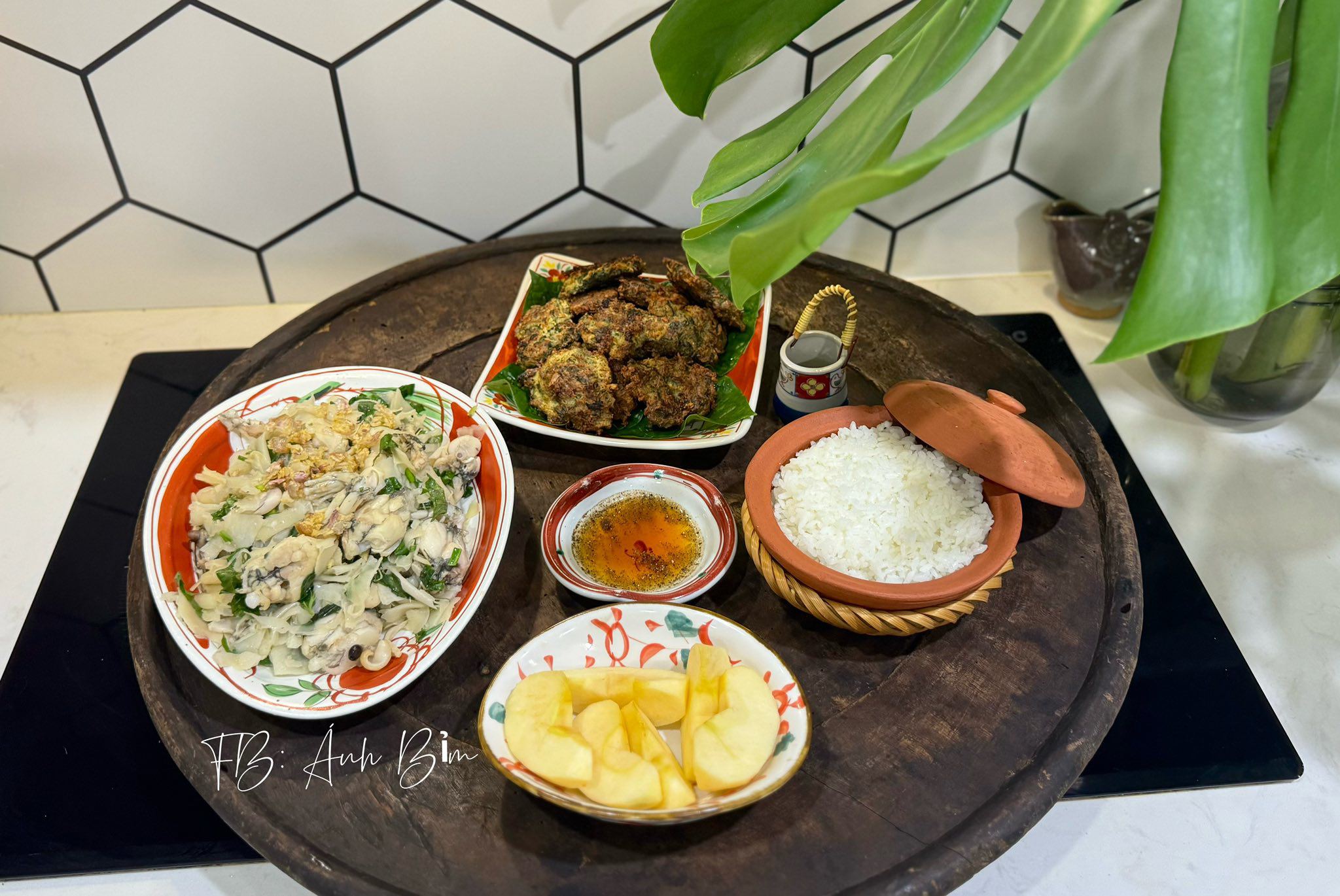 Ếch xào măng chua - Chả ếch - Táo 