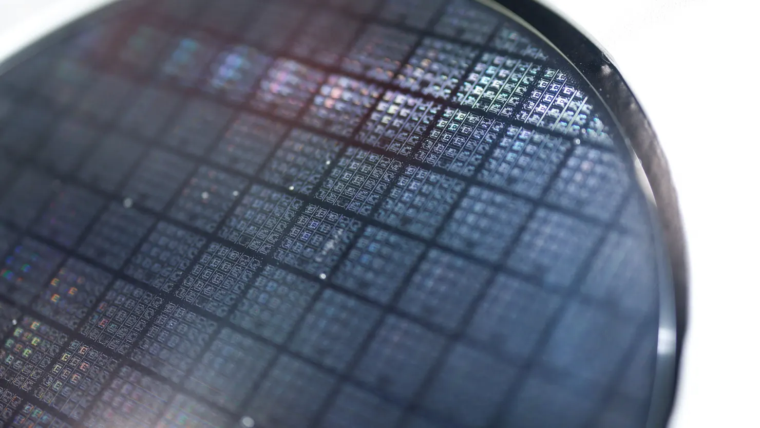 Một tấm wafer bán dẫn được trưng bày tại Touch Taiwan, một triển lãm trưng bày thường niên ở Đài Bắc, Đài Loan vào ngày 16 tháng 4 năm 2025.