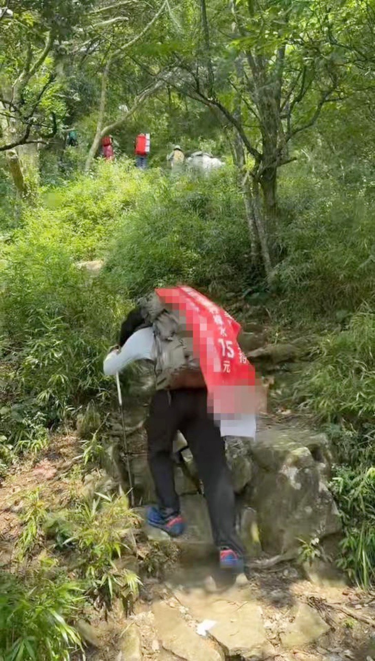 Vác 40kg trà sữa leo lên núi bán, lãi ít nhưng “lợi” nhiều - 1